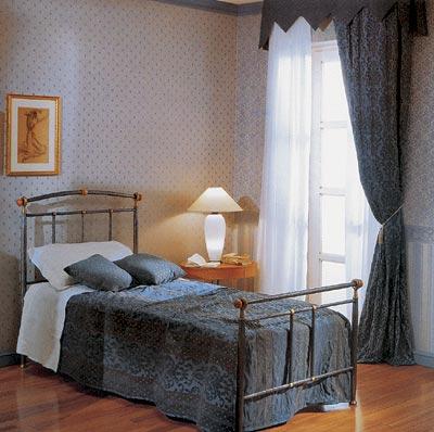 Интерьер спальни с тканевым покрытием из коллекции Isowall plus фирмы FRANTELLI SANGIORGIO